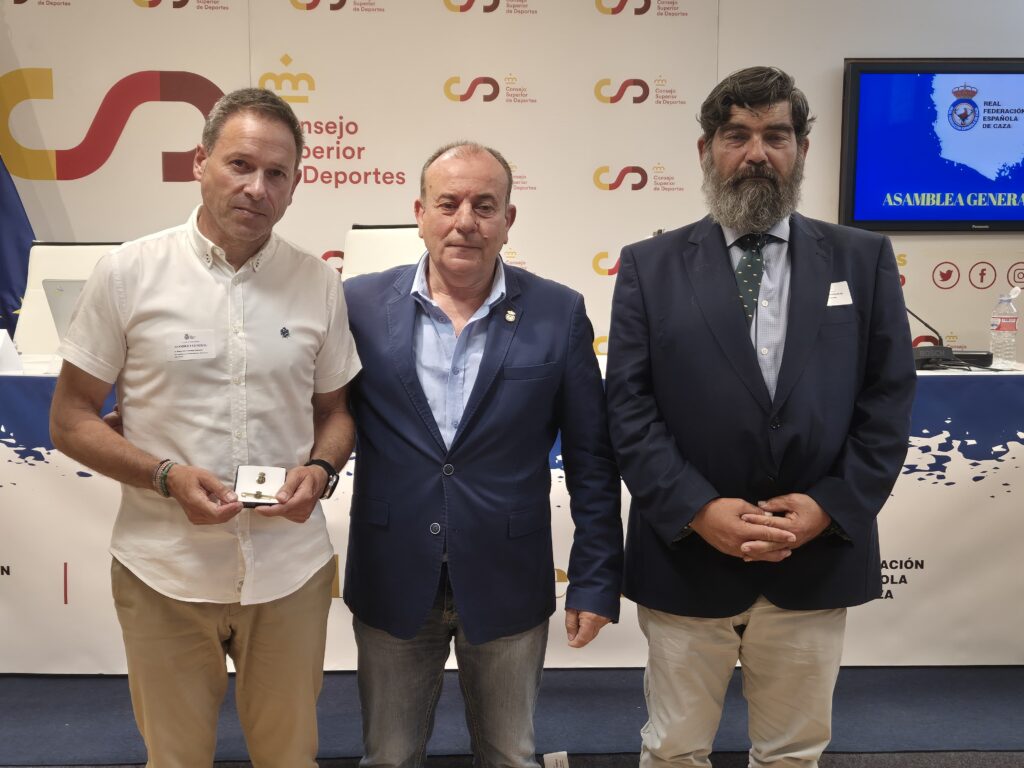 Entrega insignia RFEC a Eduardo Cornejo y Pedro Bestard