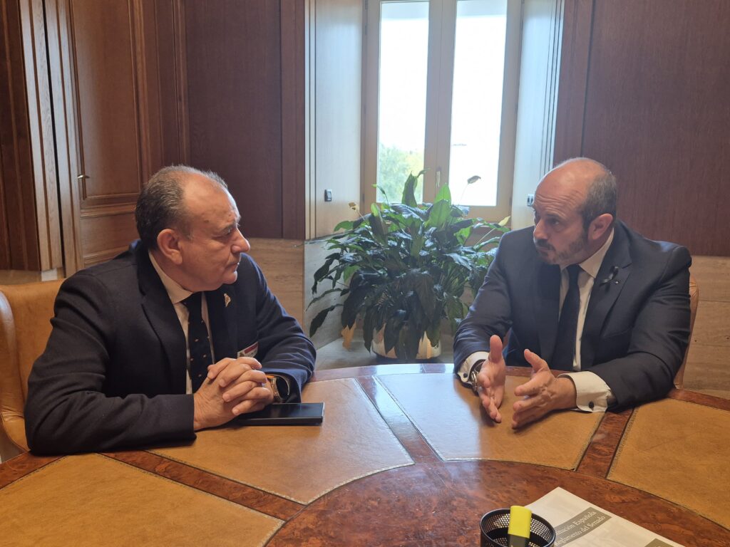 Reunión entre Manuel Gallardo y Pedro Rollán en el Senado