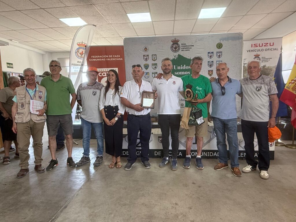 Entrega distintivo al presidente de la Sociedad de Cazadores de la Concordia de Llíria