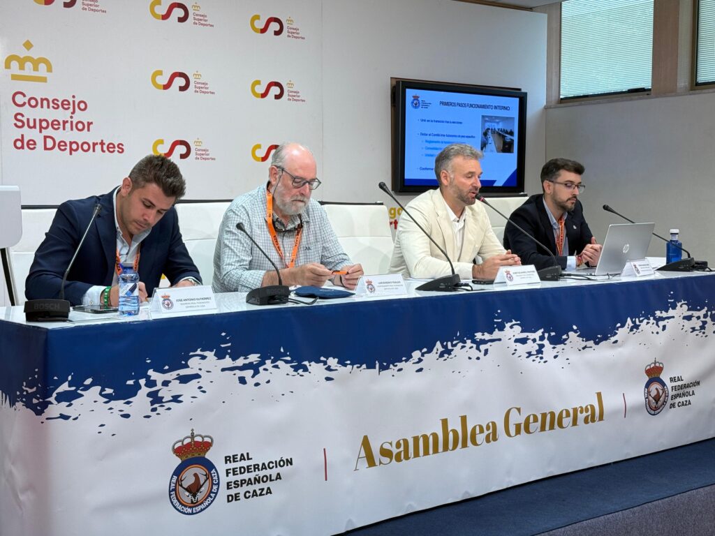 Mesa presidencial asamblea RFEC 2025