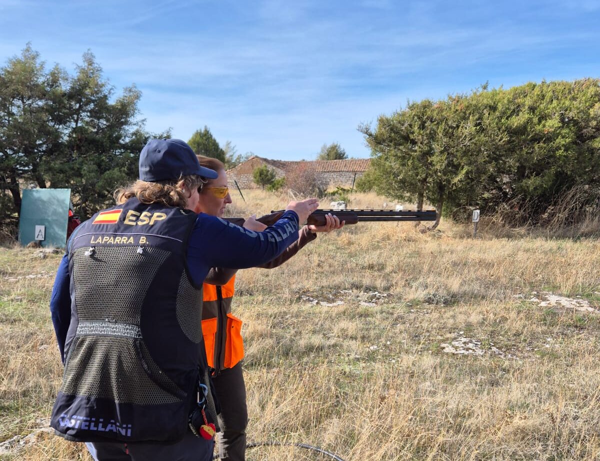 Casi una treintena de mujeres participan en las jornadas Mujer y Deporte de la Escuela Española de Caza en Castillejo de Robledo